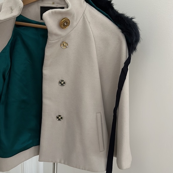 TAHARI - silver cape with navy fur collar - Picture 5 of 13